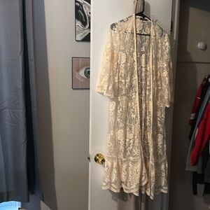 Cream lace kimono from Torrid size 0. Worn 1 time.